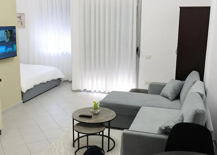 Palm Breeze Apartment *